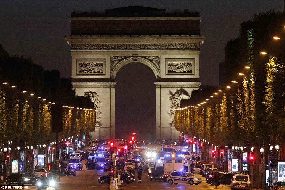 Hàng loạt xe cảnh sát, cứu thương đứng chật kín trên Đại lộ Champs Elysees sau vụ  xả súng ở Paris vào tối 20/4 (tức rạng sáng ngày 21/4 theo giờ Việt Nam), khiến 1 cảnh sát thiệt mạng và 2 người khác bị thương.